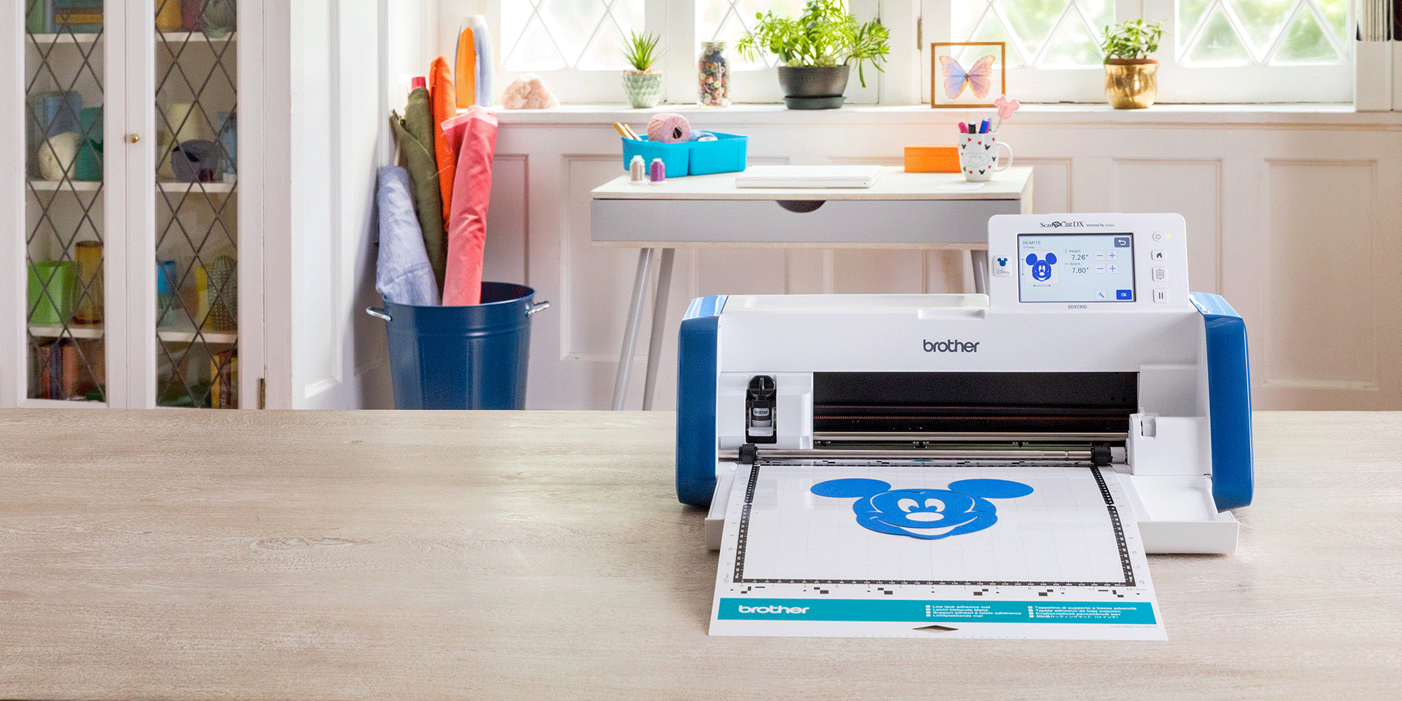 ScanNCut SDX2200D met blauwe Mickey Mouse uitgesneden op de mat