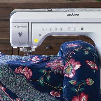 Dark blue quilt with floral pattern in Brother Innov-is XP3