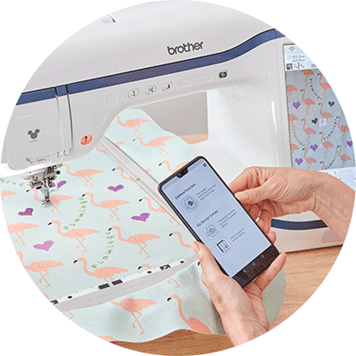 Meine Design-Snap-App auf Handy vor Flamingo-Stickerei