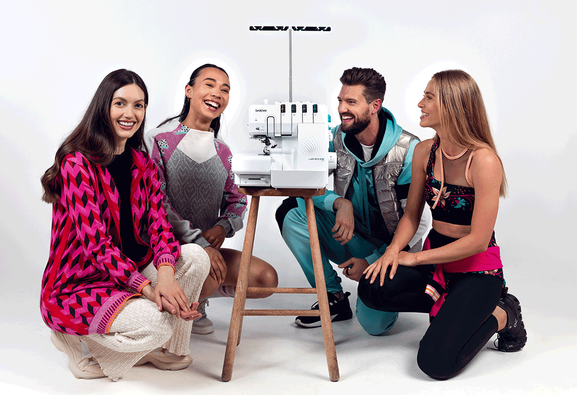 4 personnes agenouillées autour de la surjeteuse Brother Airflow 3000