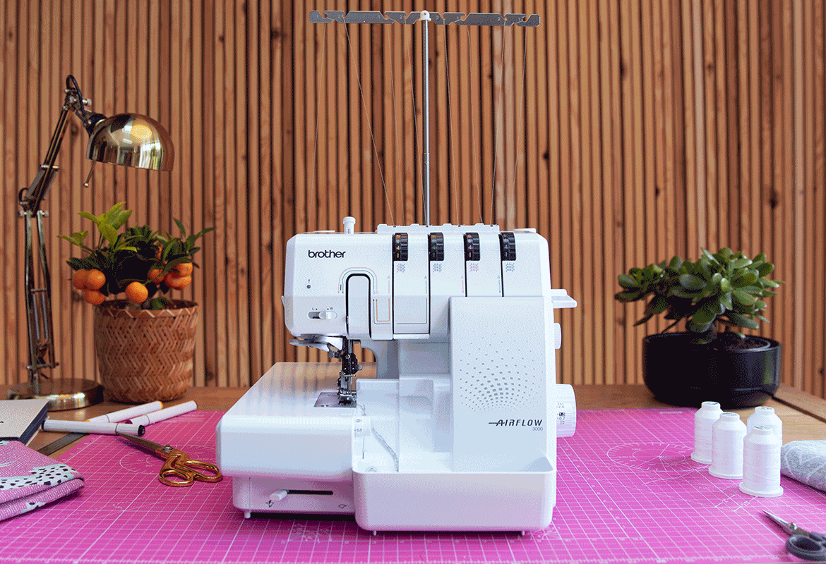 Surjeteuse Brother Airflow 3000 sur tapis de couture rose