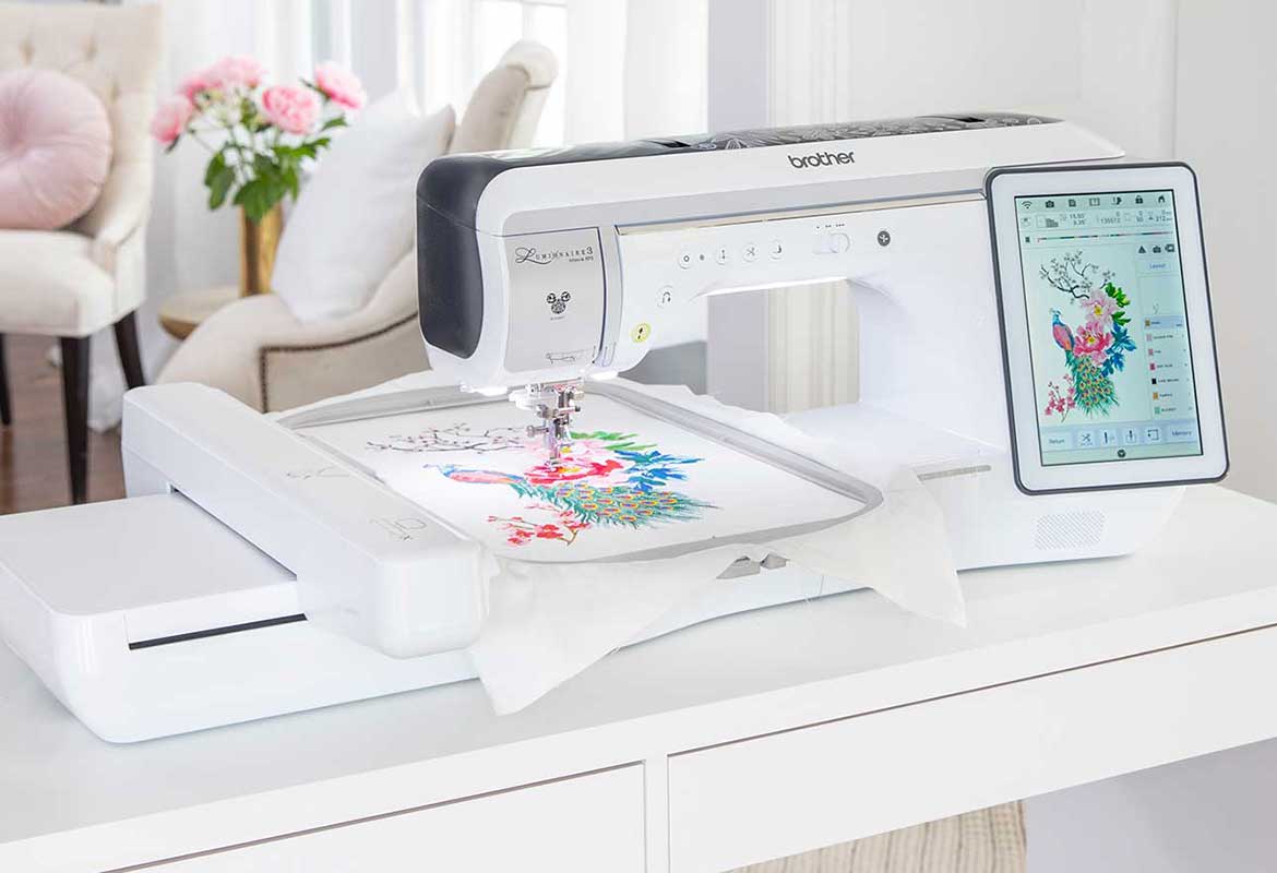 Bunte Stickerei in Brother Innov-is XP3 in hellem Wohnzimmer
