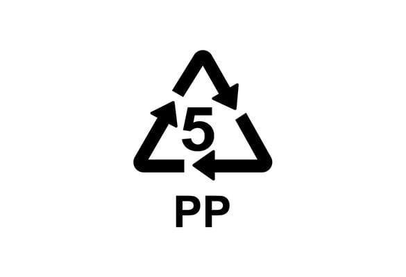 Segno di riciclaggio nero con un numero cinque e la parola PP