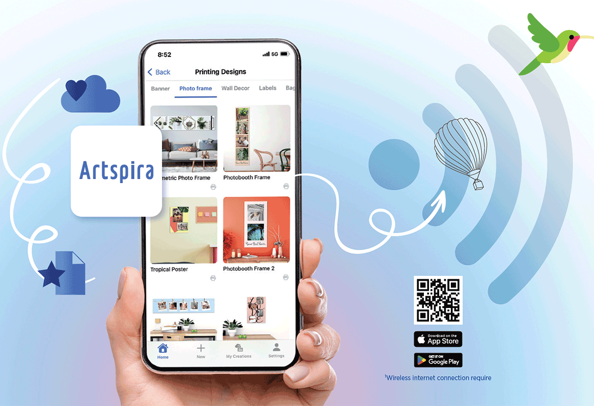 Una mano che tiene un telefono cellulare con i disegni di stampa sull'applicazione Artspira sullo schermo