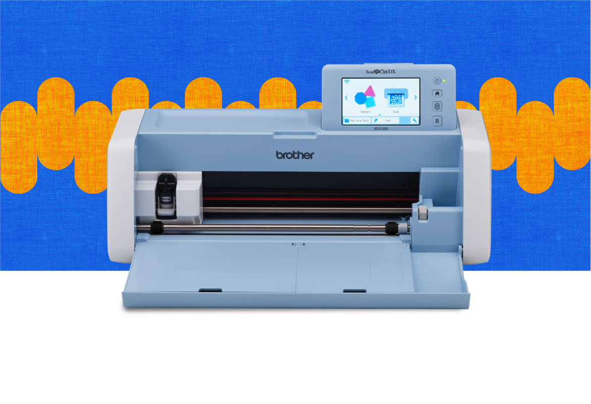 Плоттер ScanNCut DX1200 на сине-оранжевом фоне