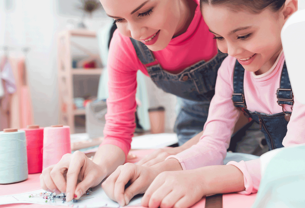 Mamma e figlia nella stanza del cucito che lavorano a un progetto
