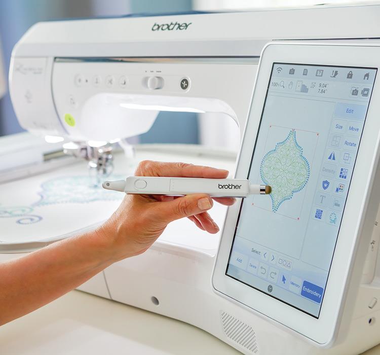 Hand van persoon gebruikt touchscreen van naaimachine met styluspen
