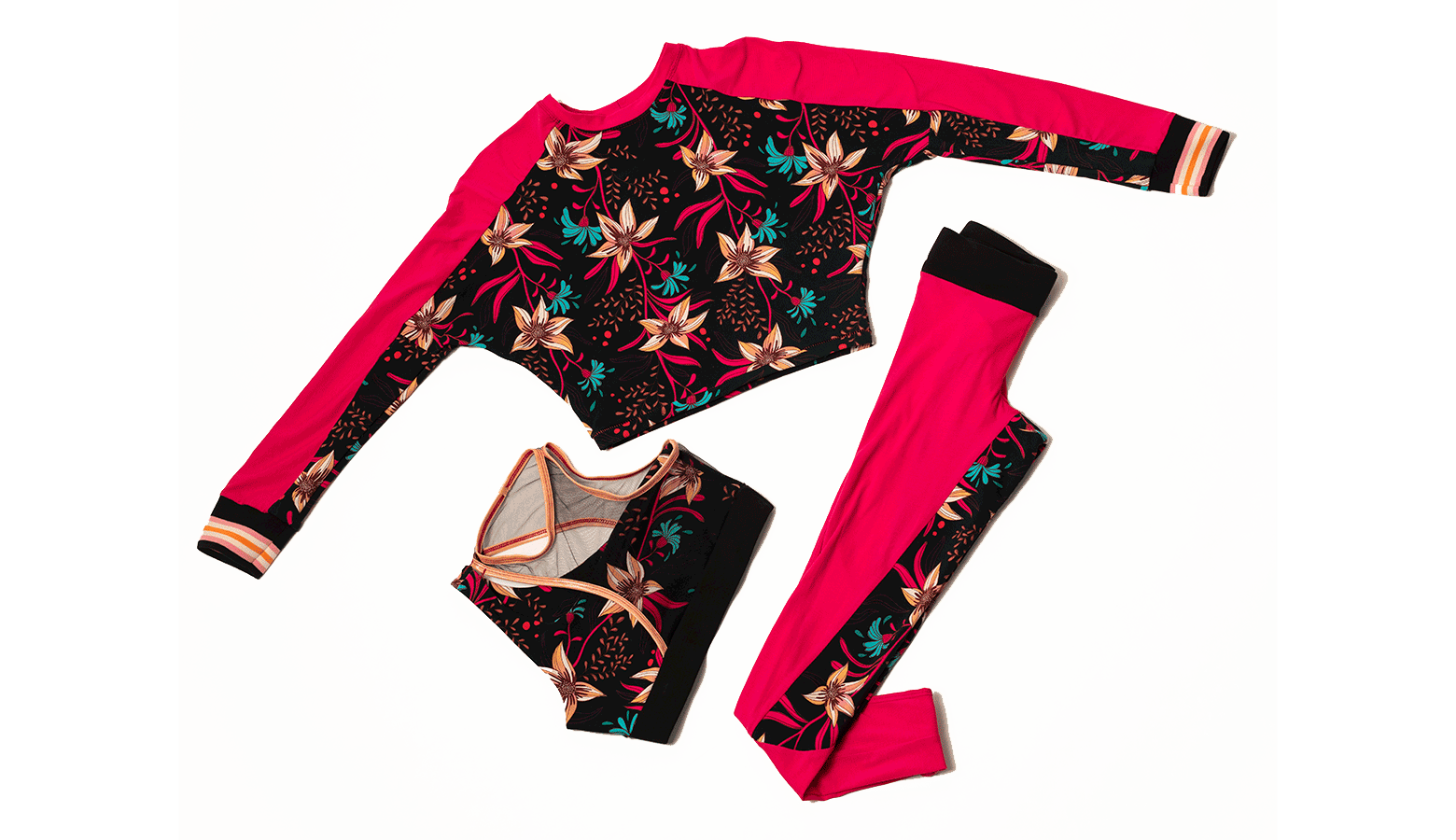 Survêtement en tissu rouge et noir à motif fleuri