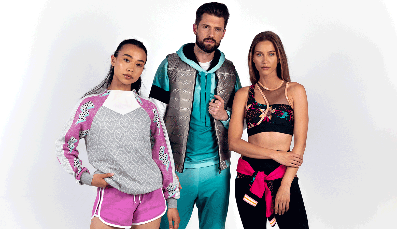 Trois personnes portant des vêtements de sport faits maison