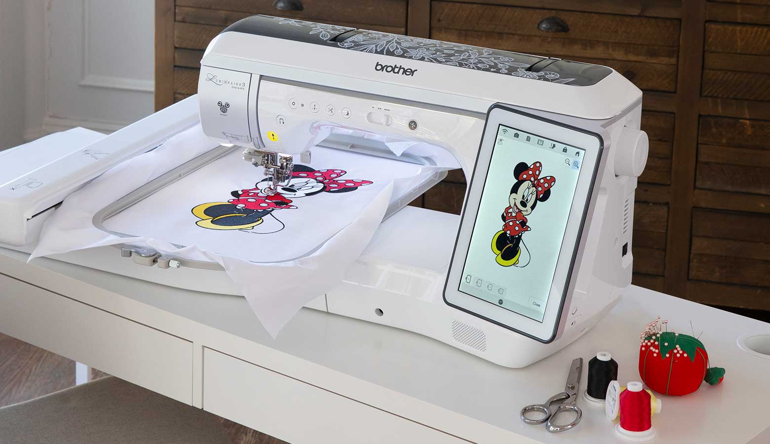 Grande broderie Minnie Disney réalisée avec machine à broder Brother