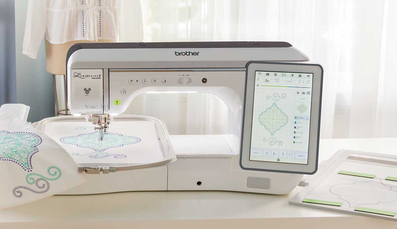 Broderie d'ornement dans le cadre et sur l'affichage de Brother XP3