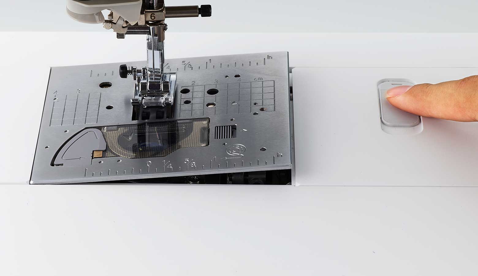 Nahaufnahme der Stichplatte von Brother Luminaire Innov-is XP3