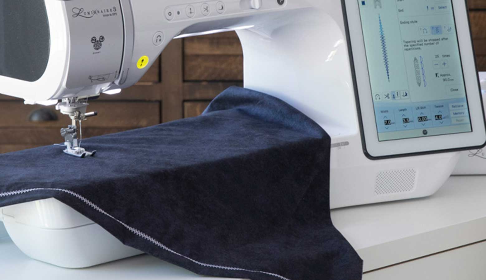 Blauer Stoff in der Brother Luminaire XP3 Näh- und Stickmaschine