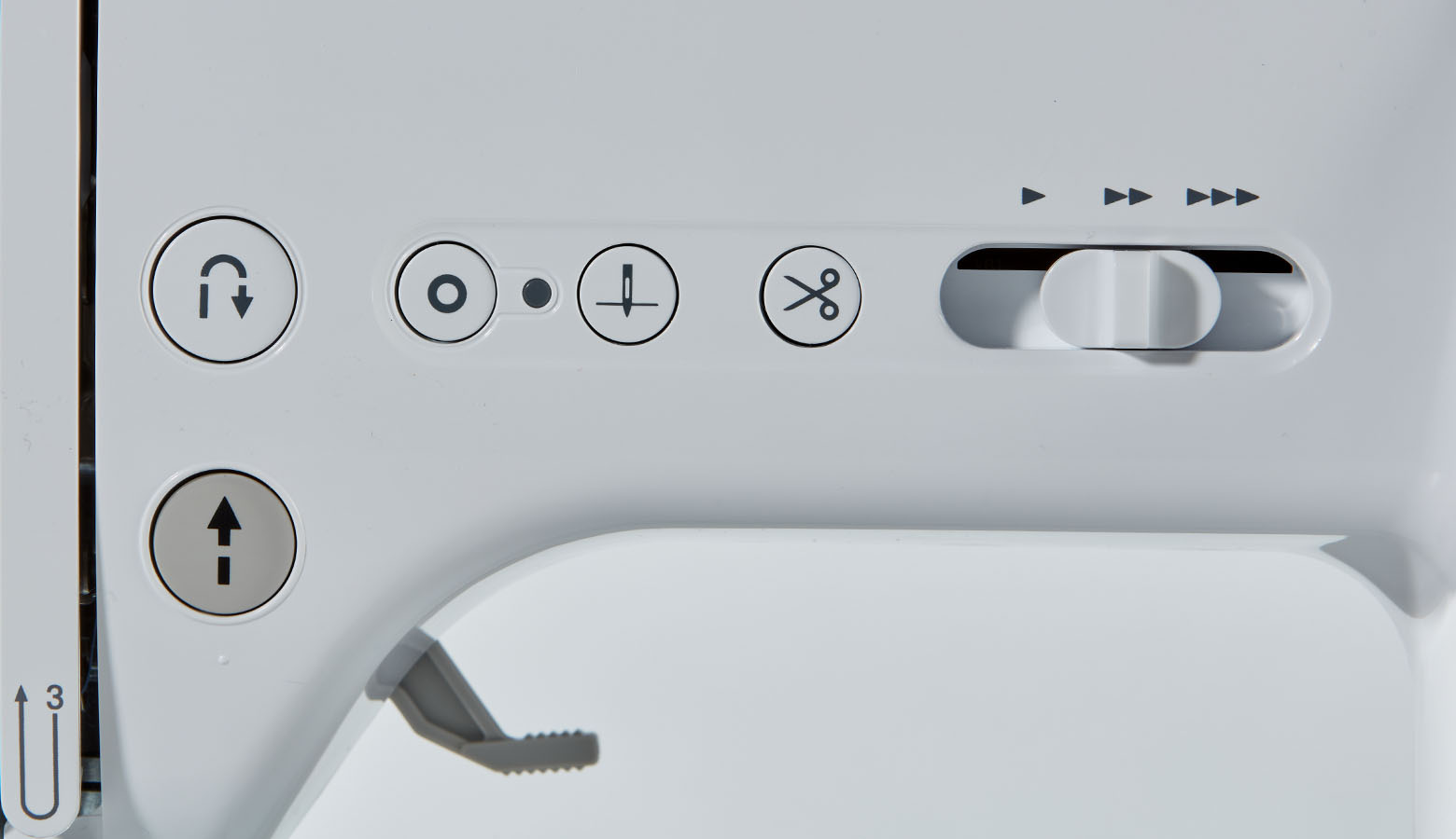 Primo piano dei pulsanti di controllo della macchina per cucire Brother A-series