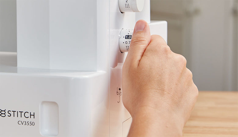 Main sur le cadran d'alimentation différentielle de Brother CV3440