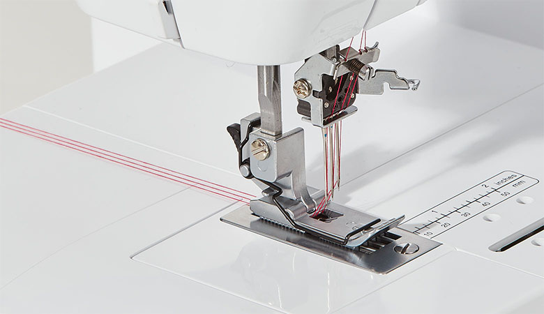 Schließen Sie oben vom Nähfuß des Brother Coverstitch-Maschine