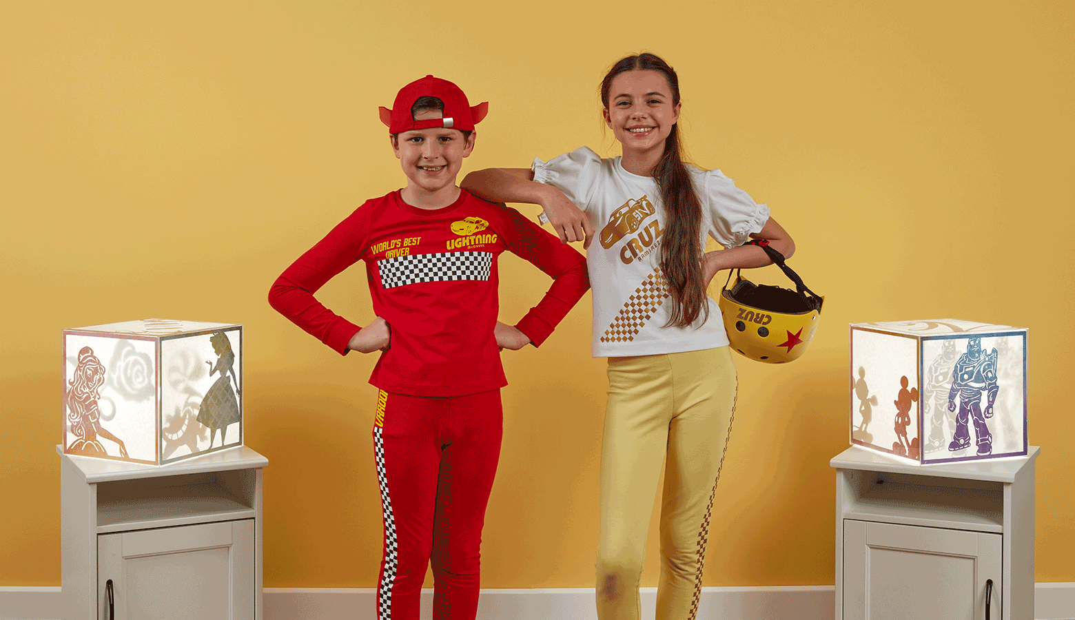 Garçon et fille portant des tenues inspirées de Disney Cars