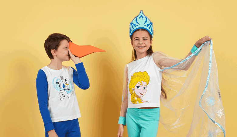 Ragazzo e ragazza che indossano abiti ispirati a Disney Frozen