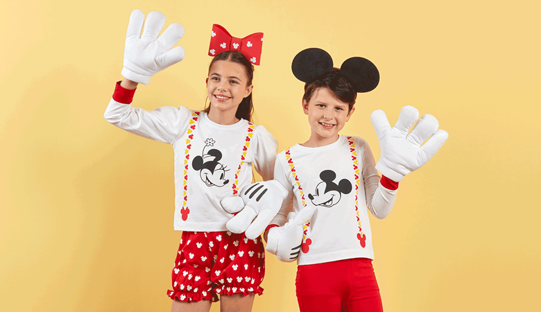 Junge und Mädchen in Rot-Weißen Mickey-Outfits