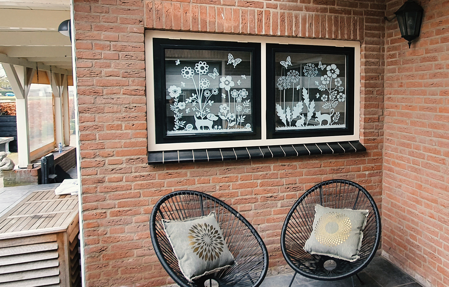 Weiße Fensteraufkleber mit Blumen und Tieren