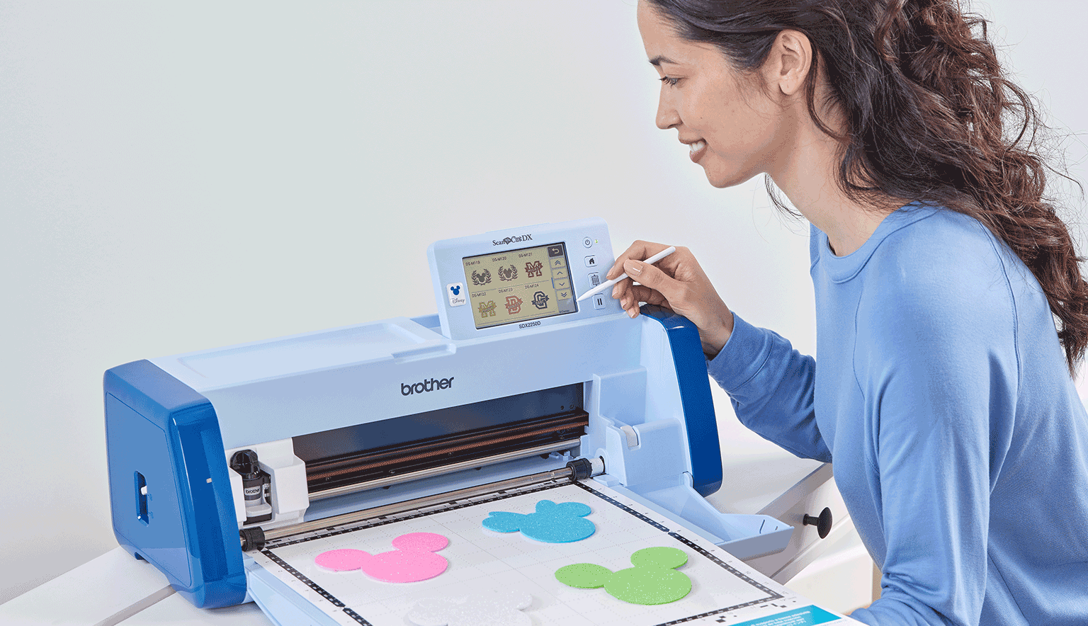 Signora al lavoro su un Disney ScanNCut SDX2250D blu