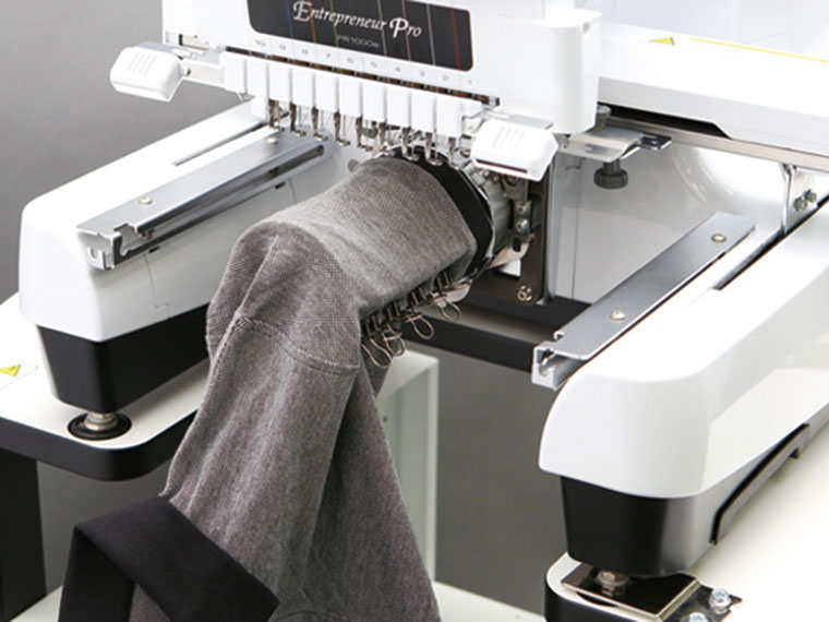 Poloshirt auf Zylinderräahmen in Stickmaschine