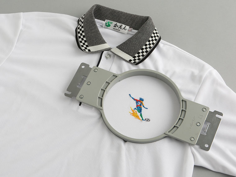 Weißes Poloshirt mit Rundem-Stickrahmen