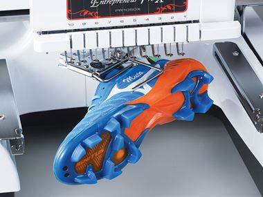 Blau-Orangener Schuh in Stickmaschine