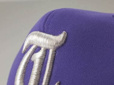 Белая 3d вышивка на фиолетовой кепке