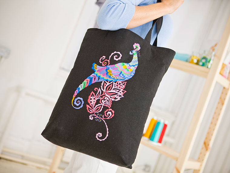 Broderie de paon sur un sac en denim