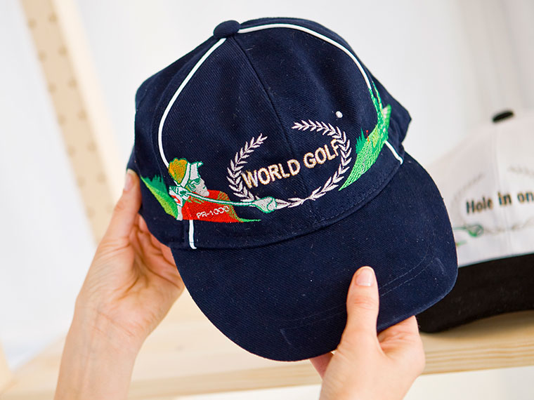 Темно-синяя кепка с вышитой надписью World Golf