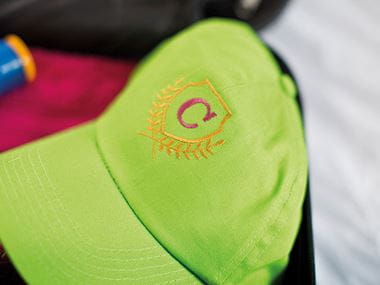 Limettengrüne Kappe mit eingesticktem Buchstaben C