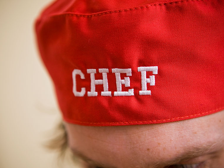 Вышитая надпись Chef на красном поварсоком колпаке