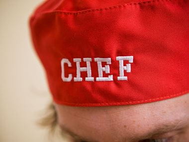 Cappello rosso con la parola Chef ricamata