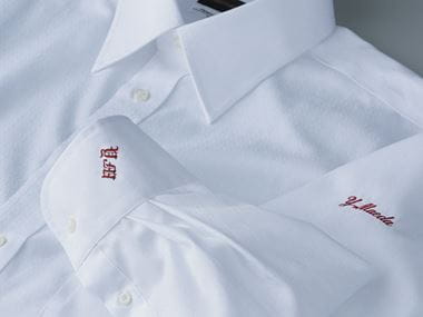 Weißes Hemd mit Roter Stickerei auf ärmel und manschette
