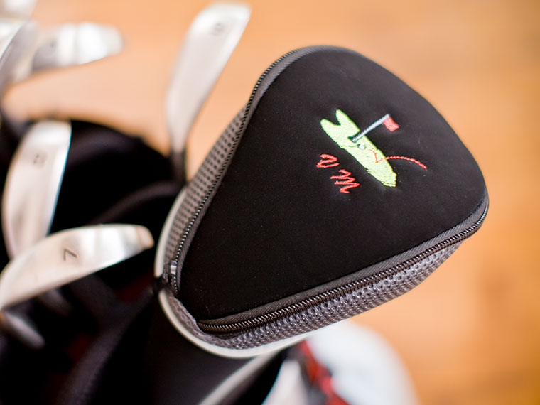 Schwarzer Golfschläger mit Stickmuster
