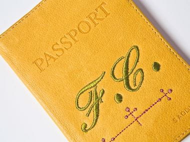 Gele paspoorthouder met groene, geborduurde initialen