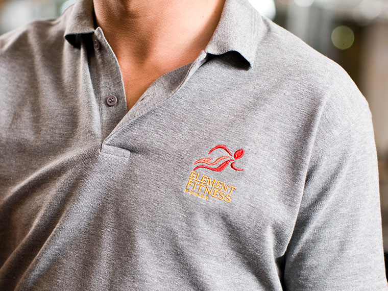 Polo gris avec logo fitness brodé