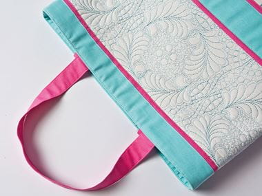 Розово-голубая сумка с вышитым квилт-дизайном