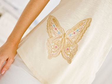 Chemise blanche avec grande broderie de papillon dorée 