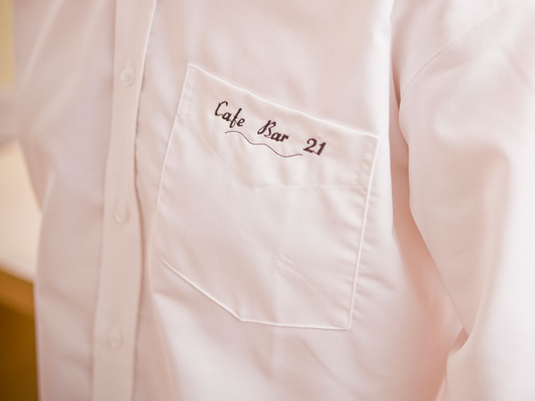 Chemise blanche avec broderie Cafe Bar 21