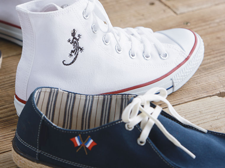 Chaussures en toile blanche et bleue avec broderie