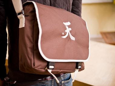 Bruine schoudertas met geborduurd Chinees teken