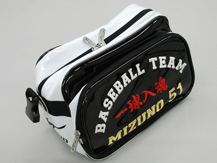 sac de sport blanc et noir en cuir synthétique avec broderie