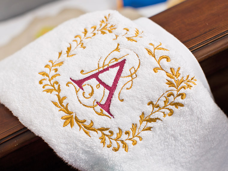 Witte handdoek met rode geborduurde letter A