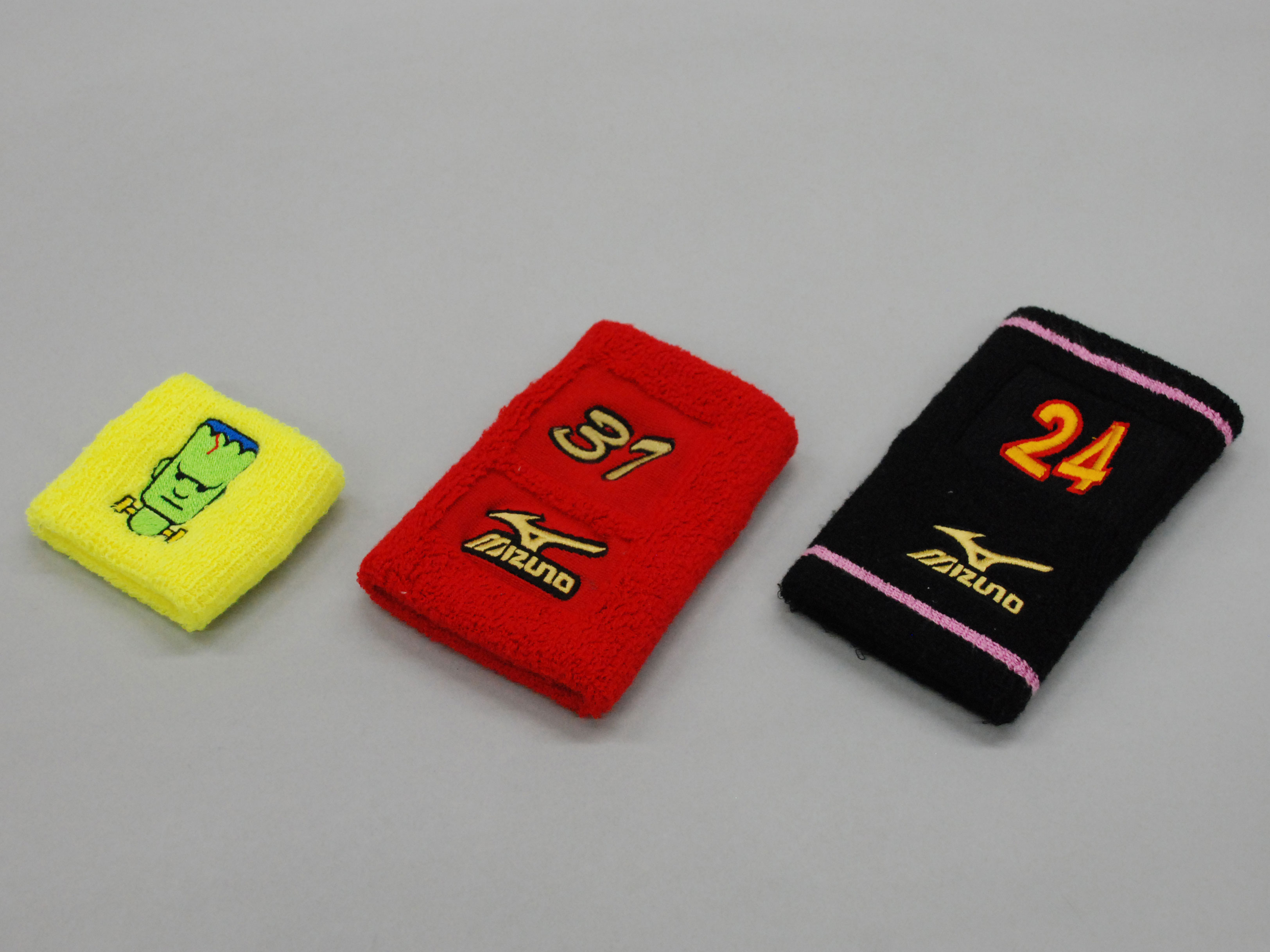 Geborduurde sportpolsbandjes in geel, rood en zwart