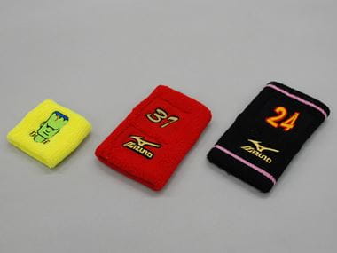 Polsini elasticizzati per sport ricamati in giallo, rosso e nero