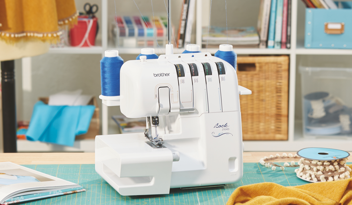 Overlock-machine op een tafel