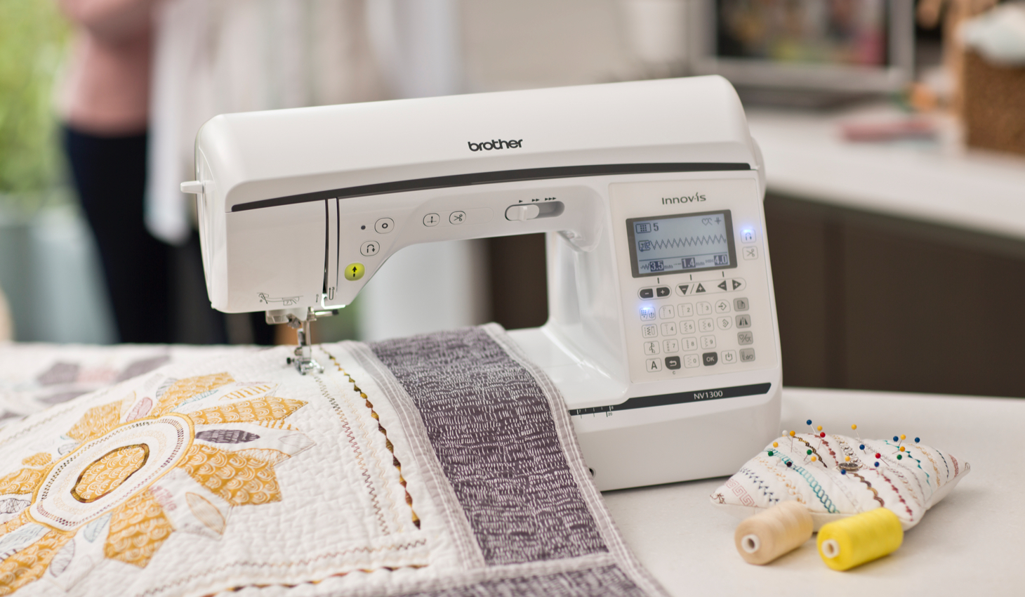 Quiltmachine op een tafel
