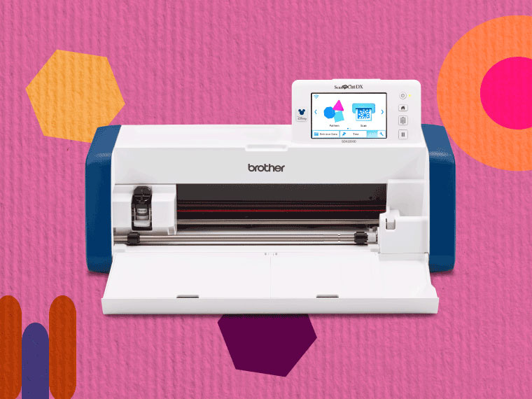 Macchina ScanNCut SDx1200 in funzione su sfondo con motivo